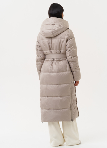Длинный женский пуховик в бежевом цвете