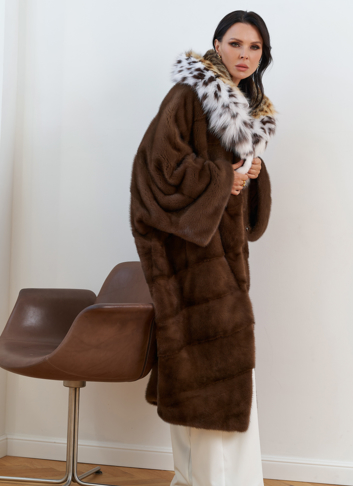 Женская шуба из меха норки с капюшоном из меха рыси