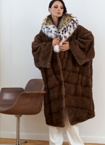 Женская шуба из меха норки с капюшоном из меха рыси