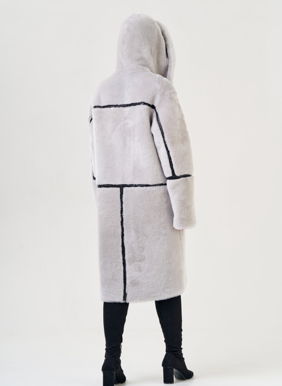 Двухсторонняя женская дубленка с капюшоном