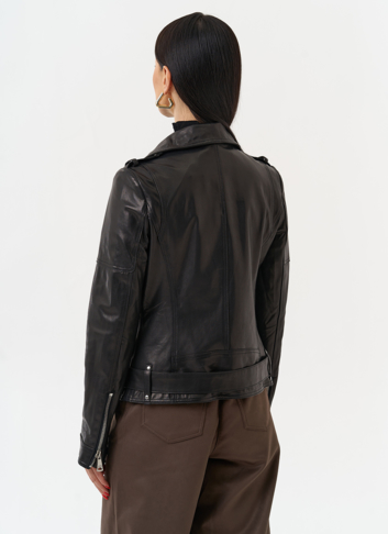 Женская куртка - косуха черного цвета 