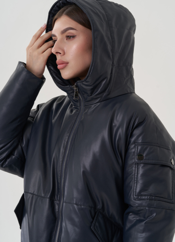 Женский пуховик синего цвета из эко кожи