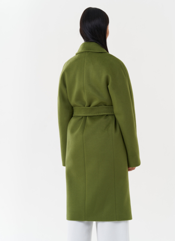 Женское пальто зеленого цвета с поясом