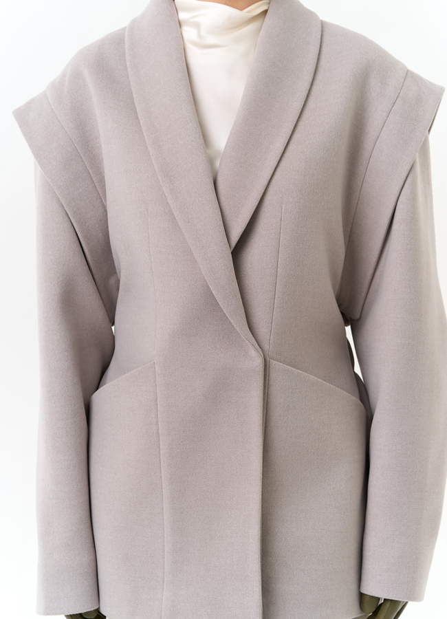 Женское укороченное пальто с акцентными плечами модель № 32853 универмаг малина