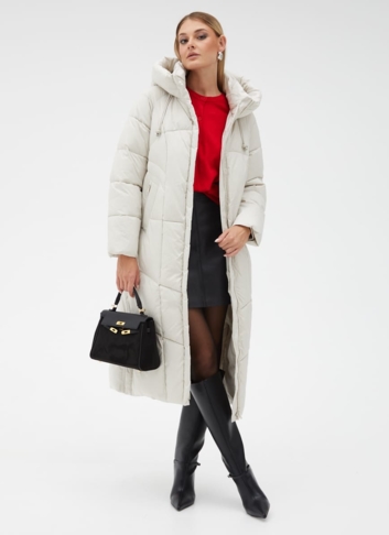 Женский светлый пуховик с капюшоном и поясом