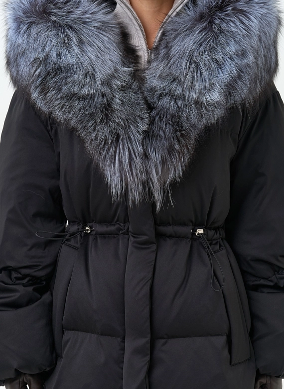 Женский пуховик с мехом чернобурки на капюшоне фото