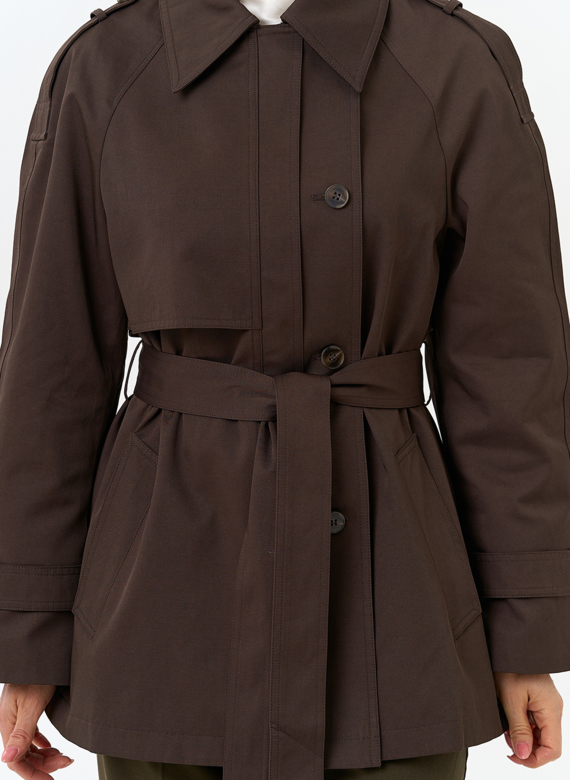 Женский укороченный плащ с поясом