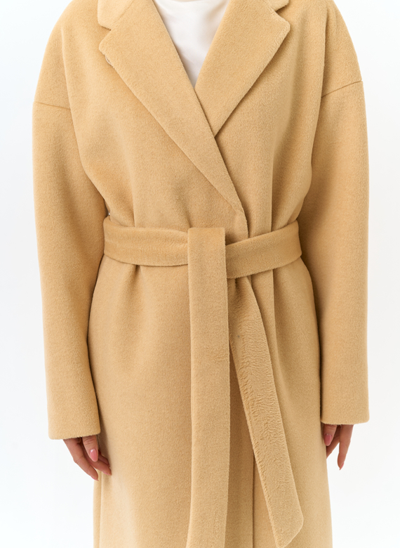 Женское пальто с английским воротником