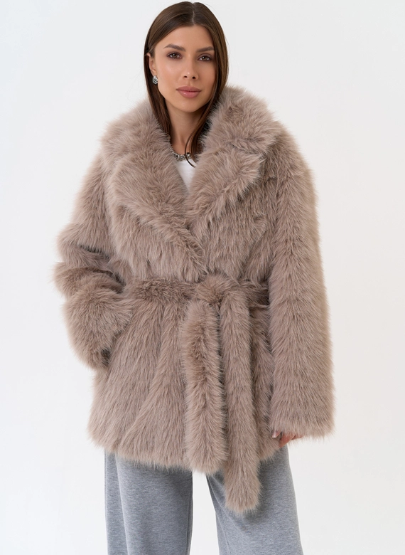 Женская шуба из эко меха в бежевом цвете