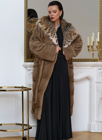 Женская шуба из меха норки с капюшоном из меха рыси