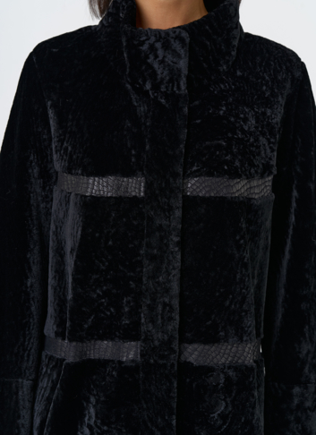 Женская двухсторонняя дубленка черного цвета