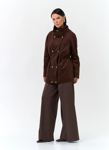 Женская куртка из эко замши с воротником стойкой