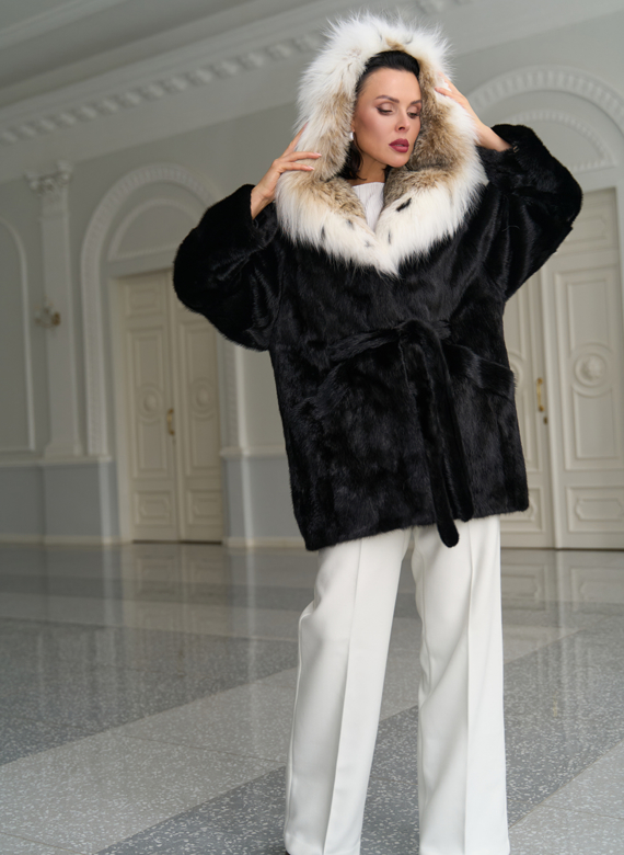 Женская шуба из меха норки с капюшоном из меха рыси