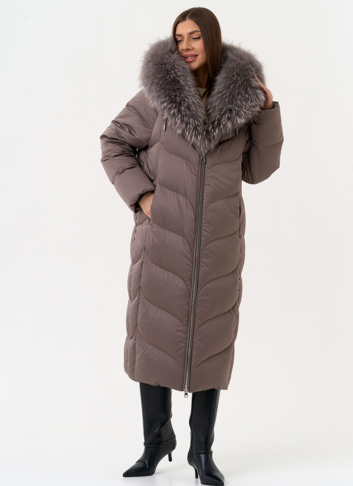 Женский пуховик с отделкой из меха лисы