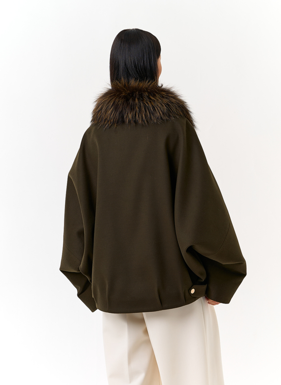 Женское укороченное пальто с отделкой из меха лисы