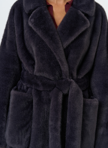 Женское пальто из эко меха с поясом