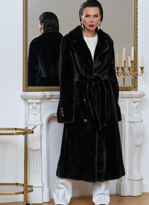Шуба из меха норки с акцентными пуговицами