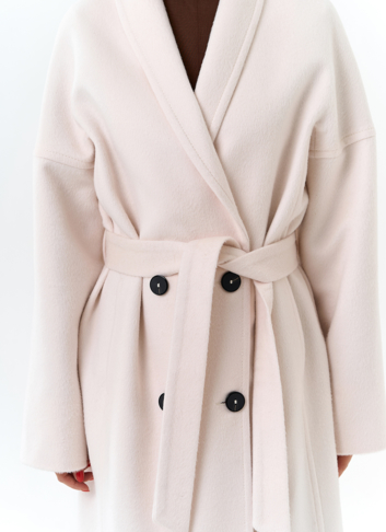 Светлое женское пальто с воротником шаль