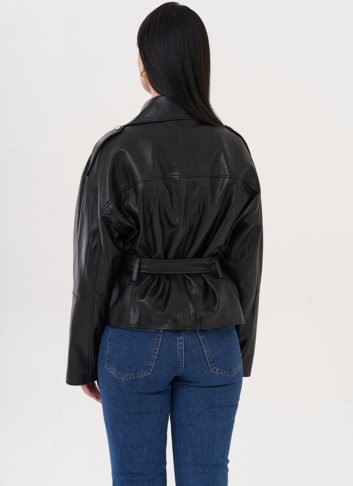 Кожаная куртка черного цвета