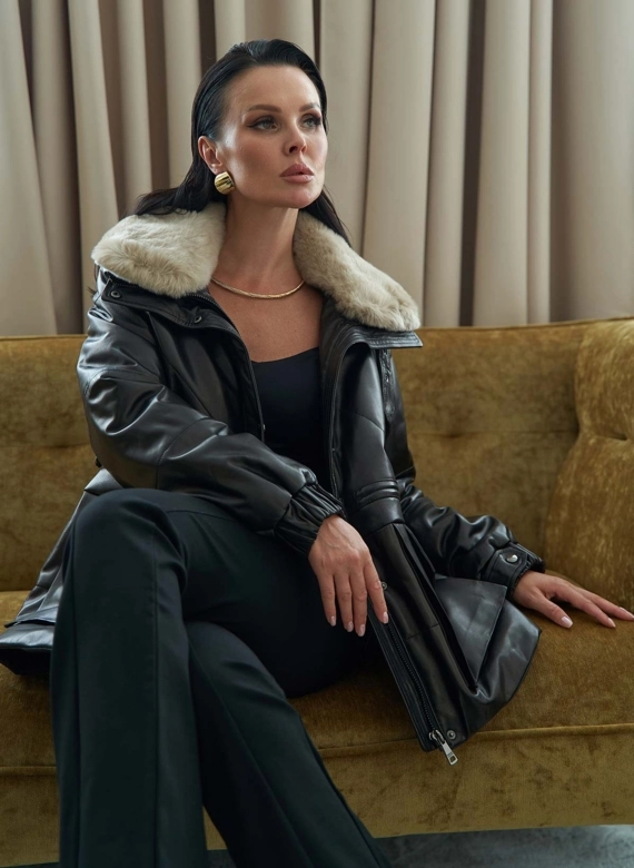Пуховик из натуральной кожи с отделкой из меха кролика
