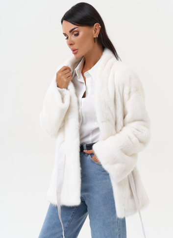 Короткая шуба из норки белого цвета