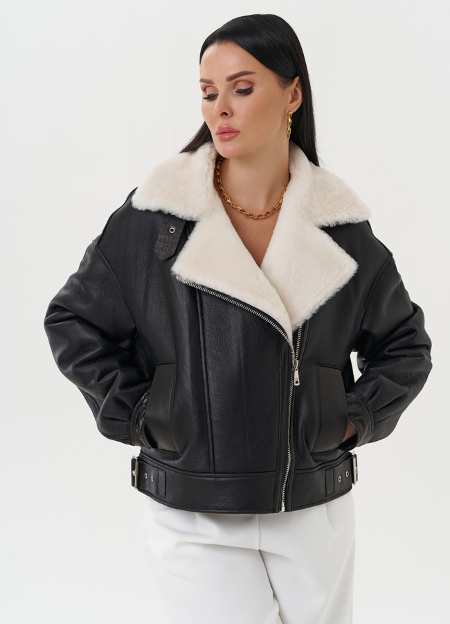 Натуральная дубленка черного цвета модель № 28428 меха малина