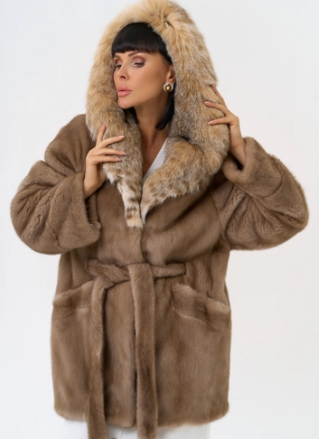 Женская шуба из меха норки с капюшоном из меха рыси фото