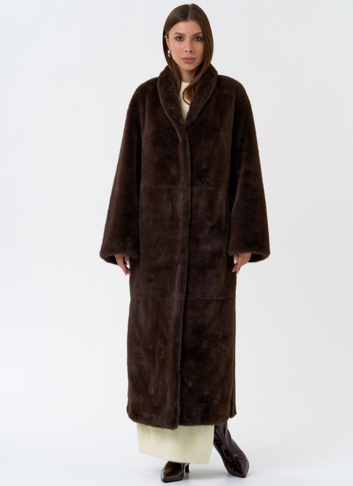 Длинное пальто из эко меха с декоративным поясом