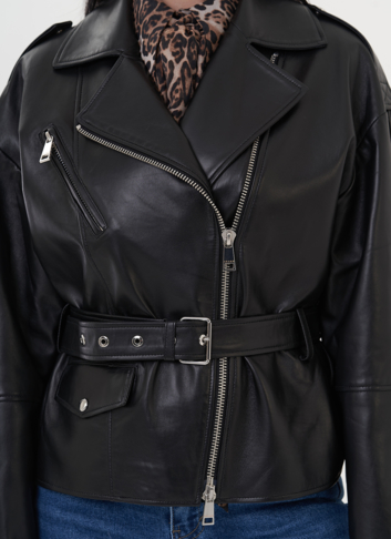 Кожаная куртка черного цвета