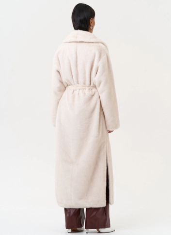 Женское пальто из эко меха молочного цвета