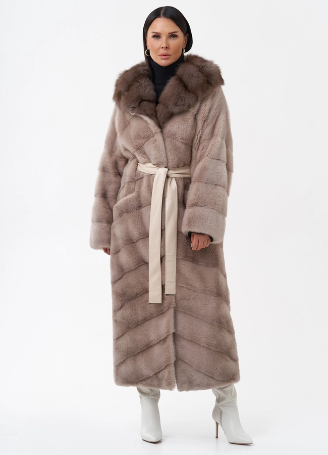 Длинная шуба из норки с капюшоном из меха куницы модель № 28128 в рассрочку