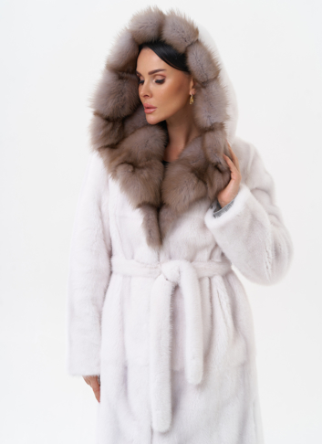 Белая шуба из норки с куницей