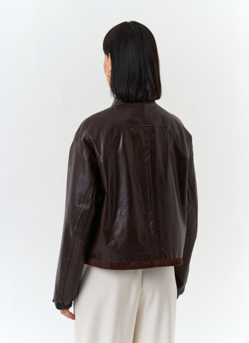 Женская короткая куртка из натуральной кожи